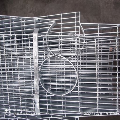 Hot Dip Galvanized Carbon Steel Metal Grating Customized Special Shaped