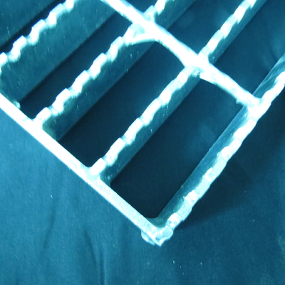 Exterior T1 Non Slip Metal Ladder Galvanised Stair Treads Step Plate